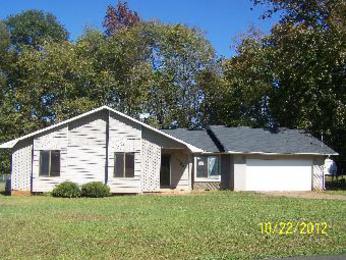 1738 Round Hill Rd, Weaver, AL 36277 