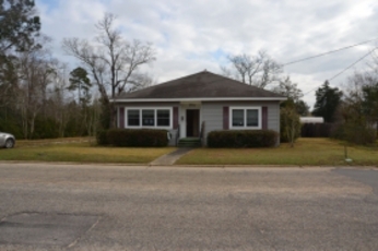 1121 S Presley St, Atmore, AL 36502 