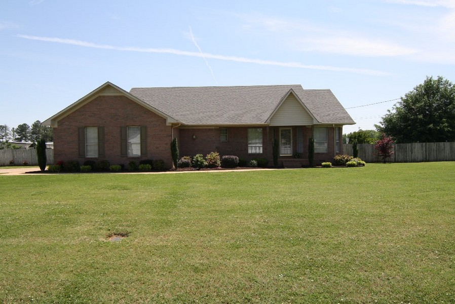 35 Alma St, Muscle Shoals, AL 35661 
