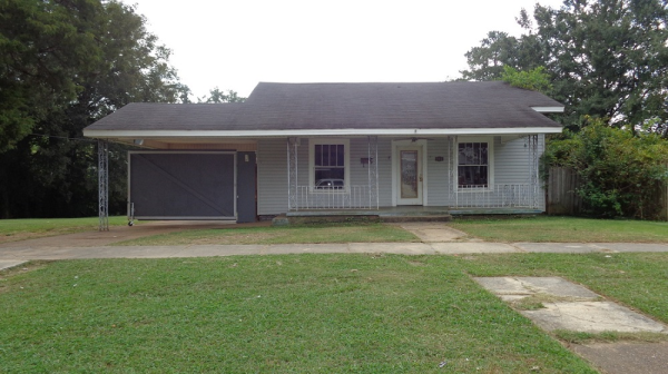 704 5th St E, Tuscumbia, AL 35674 