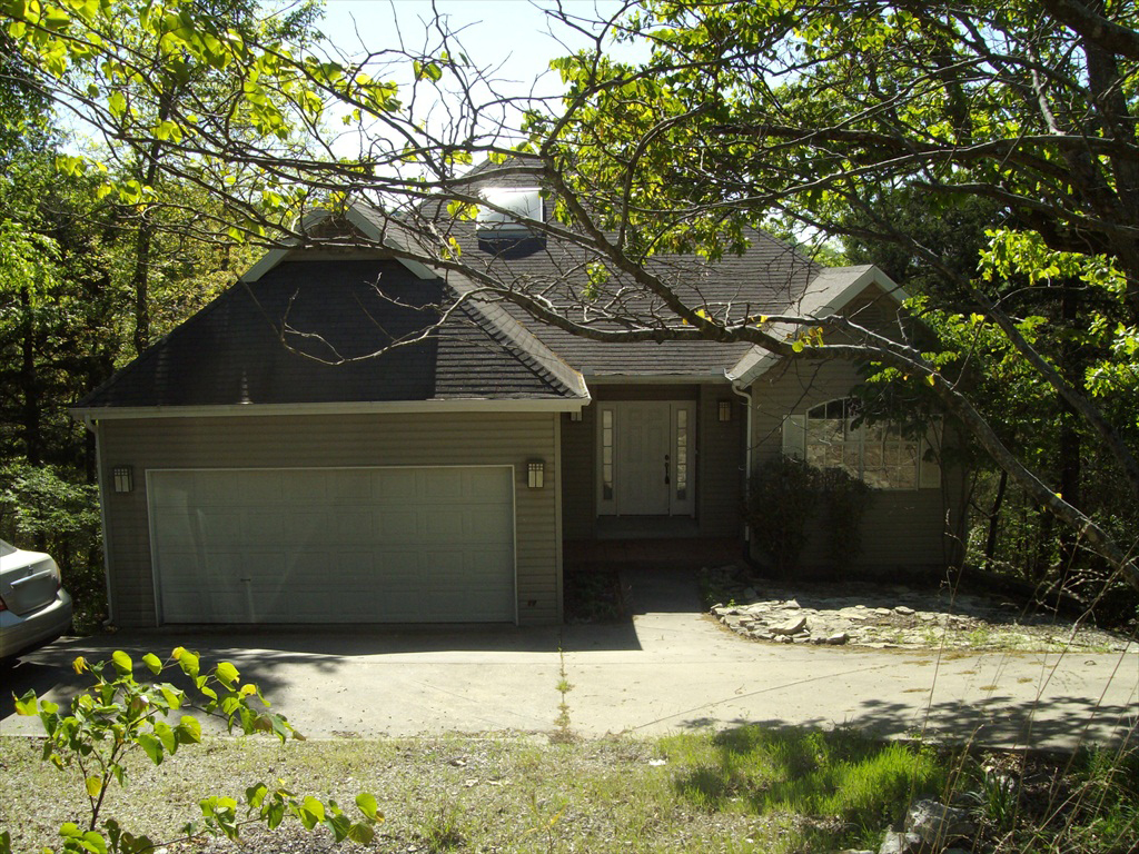 17 Thomas Circle East, Holiday Island, AR 72631 