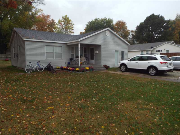 704 NW 10TH ST, Bentonville, AR 72712 