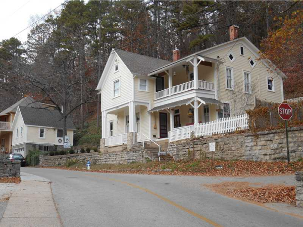 27 Benton St, Eureka Springs, AR 72632 