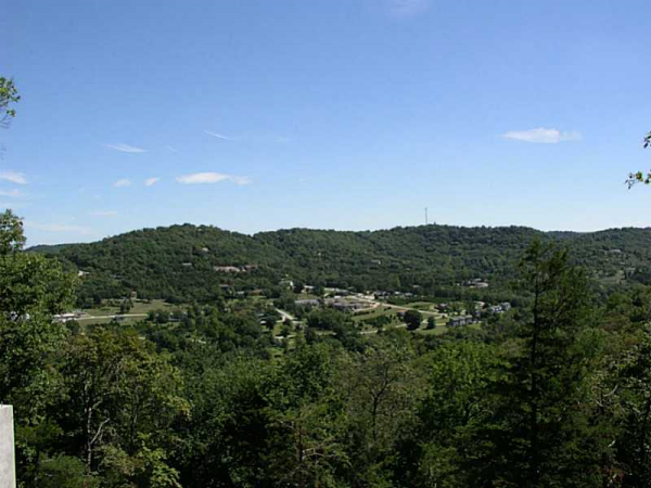 15 Stateline Dr, Holiday Island, AR 72631 