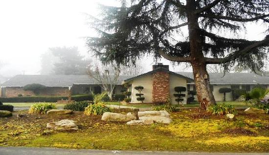 5960 East Park Circle Drive, Fresno, CA 93727 