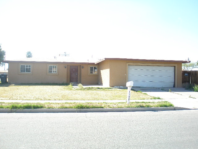 1990 19th St, El Centro, CA 92243 