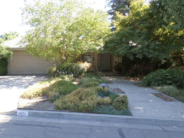 1451 W Laurel Avenue, Visalia, CA 93277 