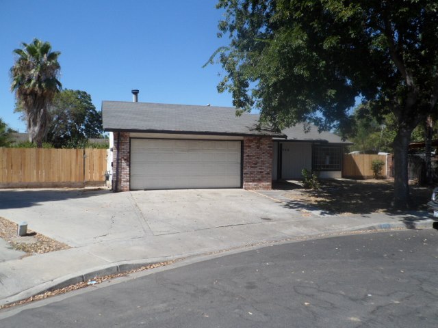 300 Hoffman Court, Patterson, CA 95363 