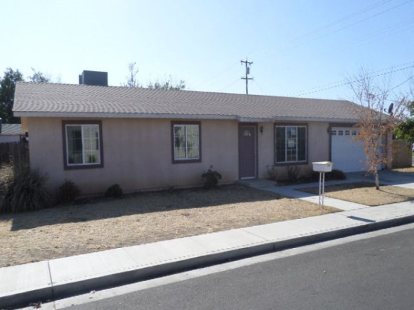 1728 East Olive Way, Dinuba, CA 93618 