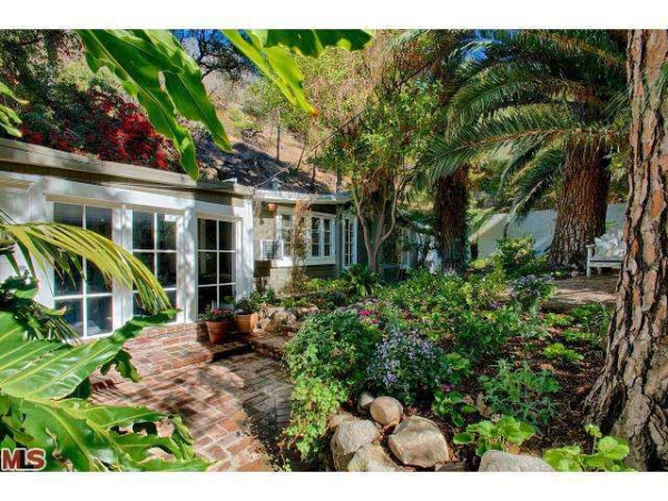 9845 Easton Dr, Beverly Hills, CA 90210 