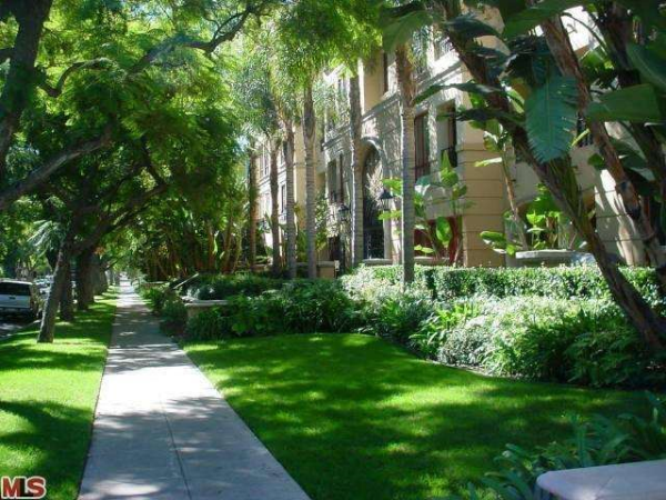 411 N Oakhurst Dr #402, Beverly Hills, CA 90210 