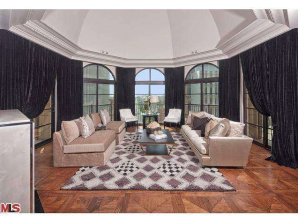 225 N Canon Dr #8A, Beverly Hills, CA 90210 