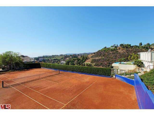 865 Stradella, Los Angeles, CA 90077 