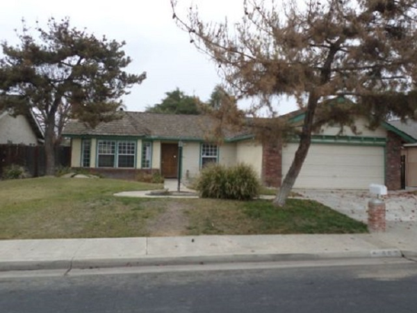 962 Lakewood Drive, Hanford, CA 93230 