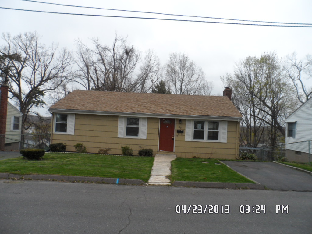 33 Pine Hill Street, Manchester, CT 06040 