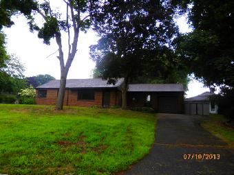 18 Meadow Farms Roa, West Hartford, CT 06107 