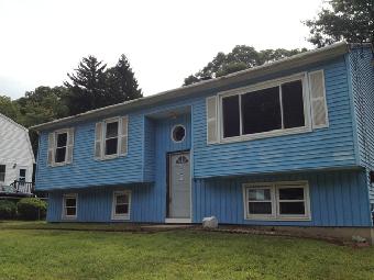 105 Holbrook Ave, Willimantic, CT 06226 