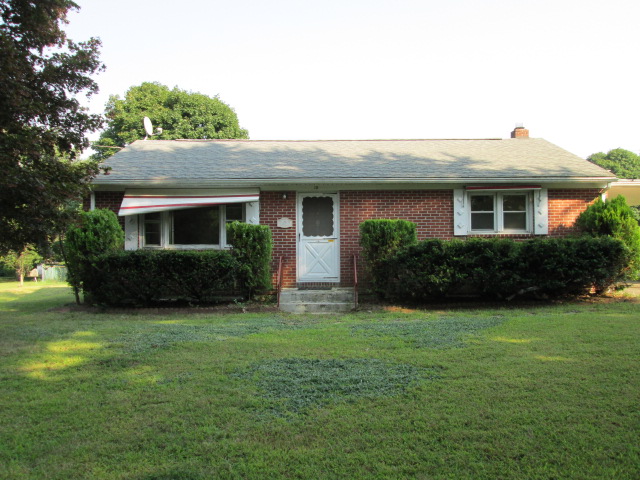 19 Elaine St, Jewett City, CT 06351 