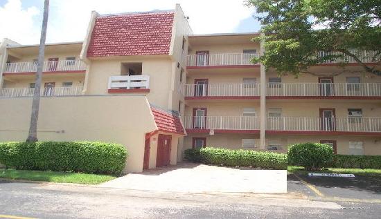 1000 Country Club Drive 105, Margate, FL 33063 