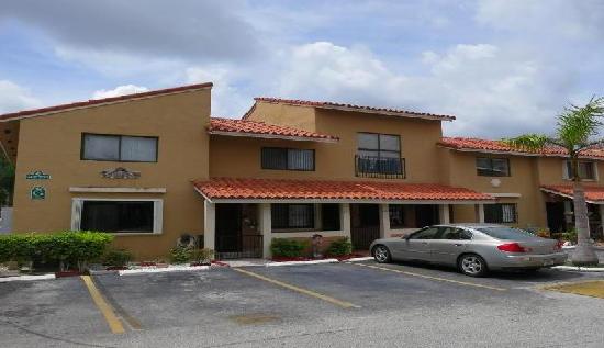 2770 West 61st Place Apt 102, Hialeah, FL 33016 