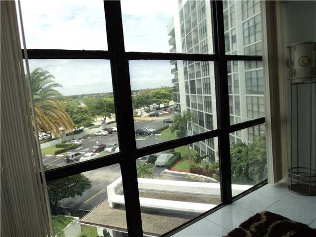 800 PARKVIEW DR # 525, Hallandale, Florida 33009 