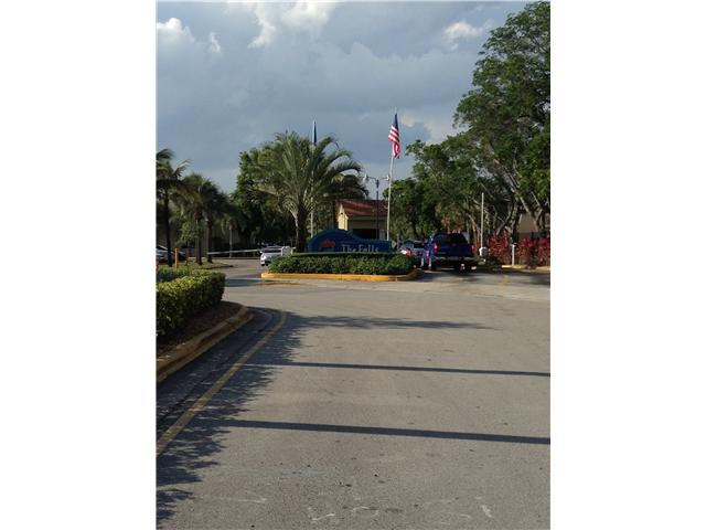13866 SW 90 AV # 201-LL, Miami, Florida 33176 