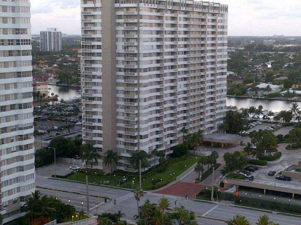 1985 S OCEAN DR # 4 D, Hallandale, Florida 33009 
