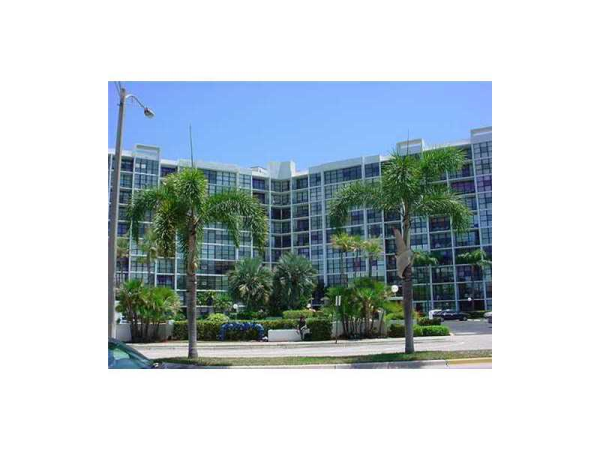 1000 Parkview Dr # 611, Hallandale, Florida 33009 