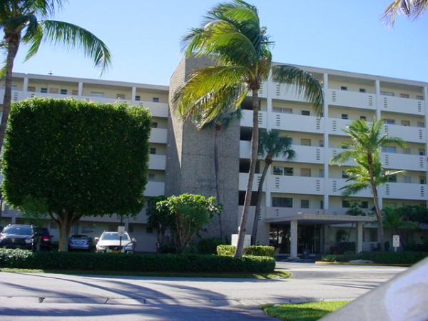 220 Kings Point Dr #405, Sunny Isles, FL 33160 