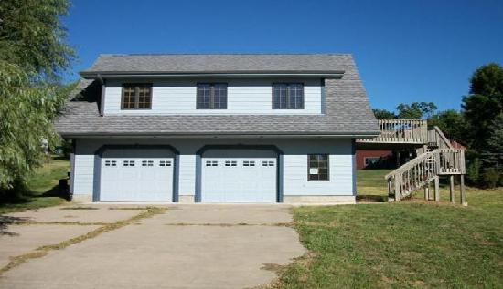 106 Friesland Court, Pella, IA 50219 