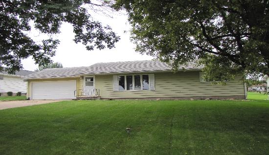 422 9th Ave, Clarence, IA 52216 