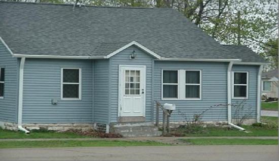 325 4th Street, De Witt, IA 52742 