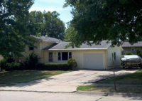 8202 Plaza Ln, Des Moines, IA 50320 