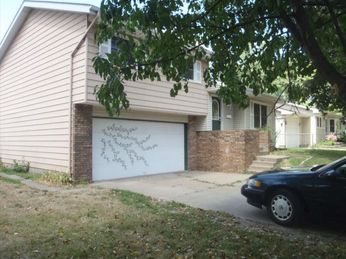 1407 Hiawatha Ln, Camanche, IA 52730 