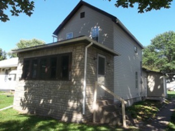 2369 S 14th St, Clinton, IA 52732 