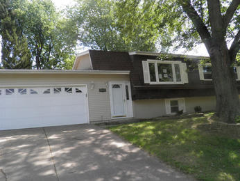 5011 Candlelight Dr, Davenport, IA 52806 