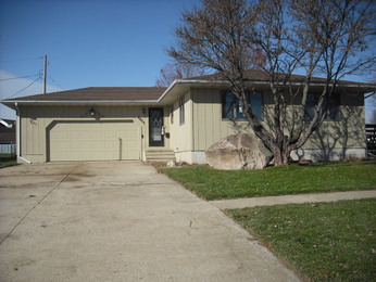 2055 Dows St, Ely, IA 52227 