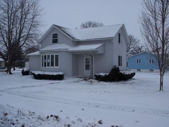 301 S Maple St, Stanwood, IA 52337 