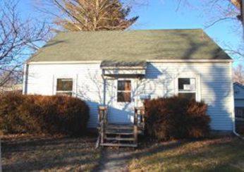 303 W Van Buren Ave, Fairfield, IA 52556 