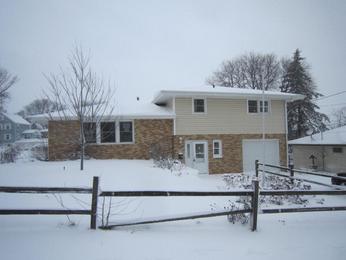 2205 Woodlawn St, Dubuque, IA 52001 