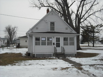 716 W 11th St, Vinton, IA 52349 