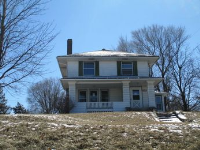563 8th Ave S, Clinton, IA 52732 