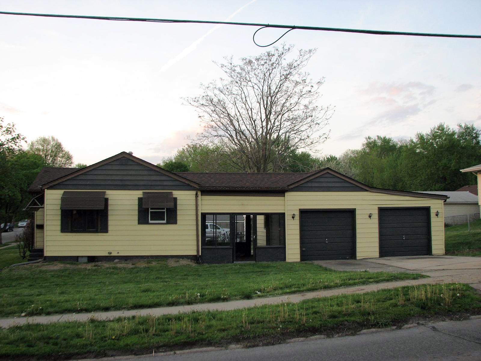 1201 E 33rd Ct, Des Moines, IA 50317 