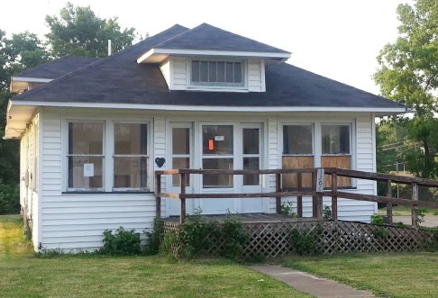 1206 Pond St, Burlington, IA 52601 