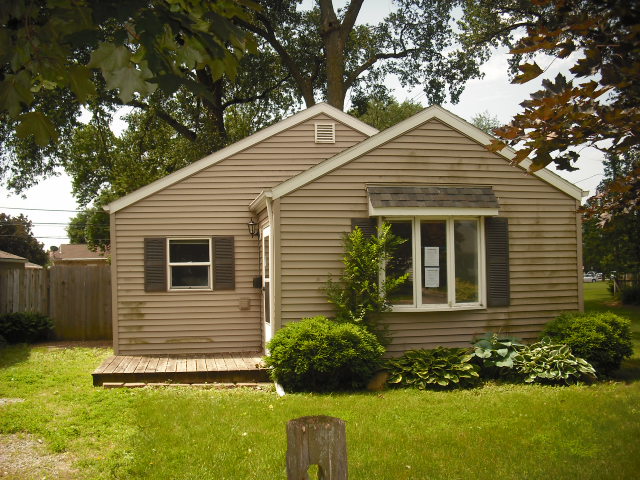 837 36th St NE, Cedar Rapids, IA 52402 