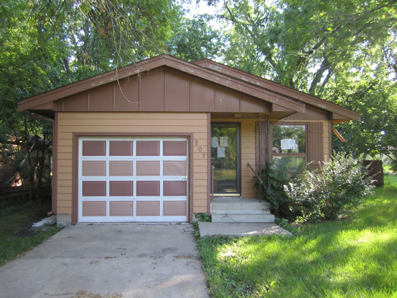 307 Linn St, Corwith, IA 50430 