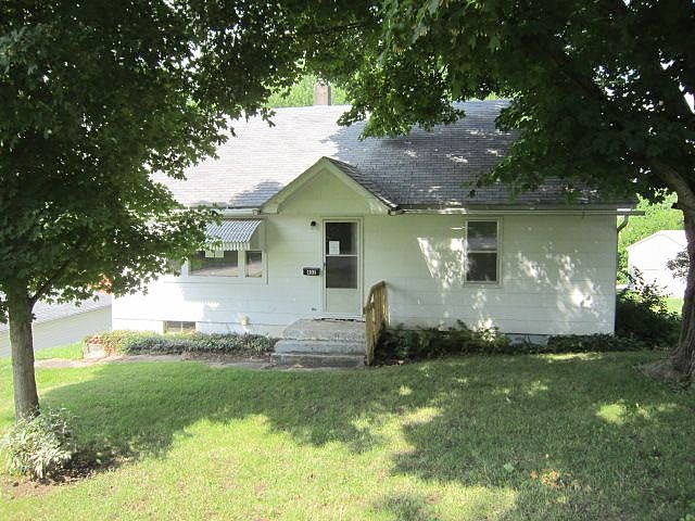 Booth, Anamosa, IA 52205 