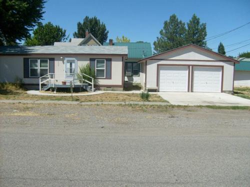 406 3RD AVE E, Gooding, ID 83330 