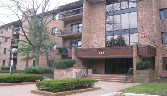714 Walnut Dr Apt 202, Darien, IL 60561 