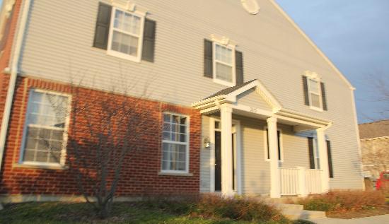 215 Springbrook Trail South, Oswego, IL 60543 